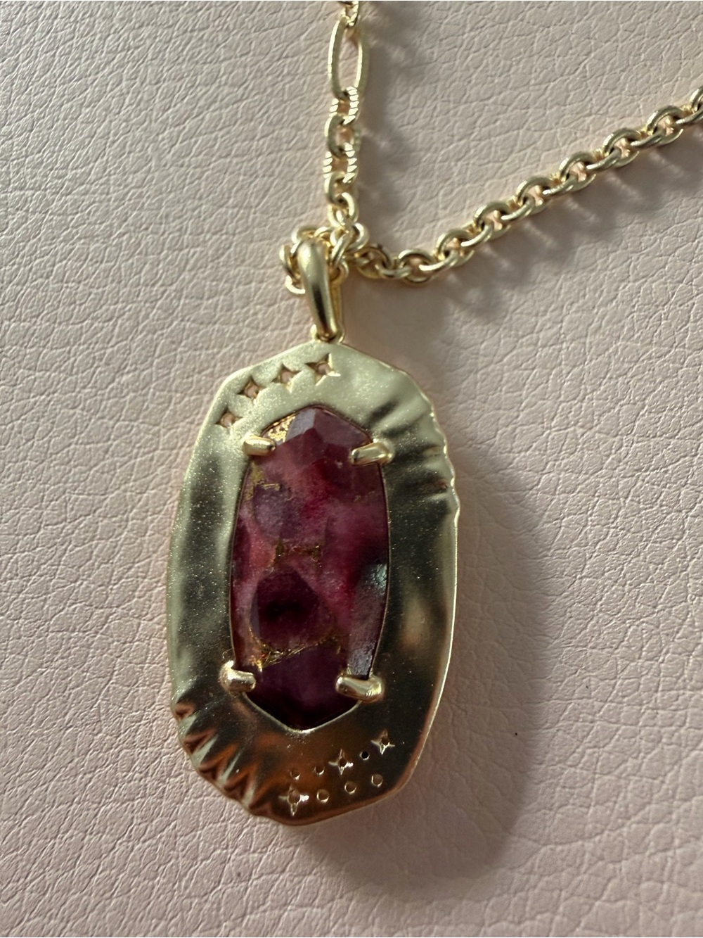 NWT Kendra Scott Gold Anna Long Pendant in Bronze Veined Maroon Jade - Picture 4 of 8